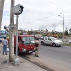 Ambato. El noveno fotorradar está escondido detrás de un poste de alumbrado, en la avenida Bolivariana.