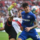 Entrega. Piero Hincapié (d) peleando la pelota, en el encuentro celebrado este 19 de septiembre.