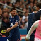 Lionel Messi y su gesto de reclamo al técnico Mauricio Pochettino al ser reemplazado.