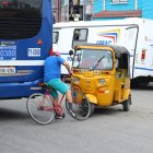 Imprudencia. En el sur de Guayaquil una tricimoto realiza una maniobra que irrespeta la Ley de Tránsito y casi choca contra un ciclista.