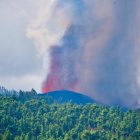 El nuevo volcán que estalló este domingo en La Palma está emitiendo de 6.000 a 9.000 toneladas diarias de dióxiodo de azufre (SO2) y ha formado una colada con una altura media de seis metros que avanza a 700 metros por hora
