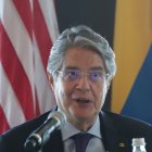 Fotografía cedida que muestra al presidente de Ecuador, Guillermo Lasso, hoy lunes durante una reunión en Nueva York. Lasso dedicó su primera jornada en N.Y. a reuniones con inversores y analistas, a los que trató de convencer del cambio registrado en su país y el nuevo aperturismo que enarbola.