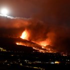 El volcán que surgió el domingo en La Palma cuenta desde esta noche con una nueva boca eruptiva en las cercanías del pueblo de Tacande, en El Paso, lo que ha obligado a ampliar las evacuaciones.