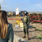 Acción. Agentes del Ministerio de Ambiente inspeccionan el derrame de combustible entre Mi Lote y Villa Bonita.