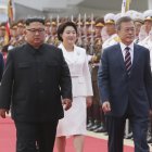 El líder norcoreano Kim Jong-un (izq) hace las advertencias a Washington sobre el pacto. PYOENGYANG  / EFE L