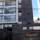 VISTA DE LA FACHADA DEL EDIFICIO DE LA EMPRESA ASEGURADORA |