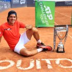 Facundo Mena posa junto al trofeo del Challenger de Quito que significó su regreso al podio del circuito ATP. El Arrayanes Country Club fue sede del torneo.