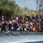 Migrantes procedentes de Haití esperan en el río Bravo para cruzar rumbo a Estados Unidos.