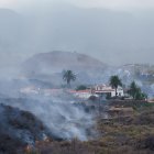 Una colada de lava provocada por la erupción que comenzó el 19 de septiembre en La Palma se desplaza por el bario de Todoque, en el municipio de Los Llanos de Ariadne, donde sus vecinos están siendo desalojados.