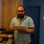 Emilio Carrión, el hombre de los postres veganos en Urdesa.