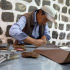 Dedicación. Roberto Cachiguando elabora a mano sus productos.