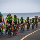 La prueba, pese a que se desarrolla en la Costa, presenta exigentes puertos de montaña para los ciclistas profesionales, master, amateur y aficionados.