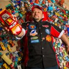 Fotografía sin fechar cedida por Guinness World Records 2022, que muestra al arquitecto Jorge Arias mientras posa con su colección de Cars, en Ciudad de México (México).