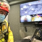 El ECU 911 y el Cuerpo de Bomberos trabajando en el incendio en el cerro Colorado.