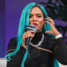 La cantante colombiana Karol G habla durante un panel de la Conferencia de los premios Latin Billboard hoy en el Faena Fourm de Miami, Beach, Florida.