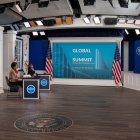 La vicepresidenta de EE.UU., Kamala Harris (d), participa en una cumbre virtual sobre la pandemia, este 22 de septiembre de 2021.