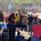 Fotografía cedida por el congresista texano Tony Gonzales donde aparecen cientos de inmigrantes indocumentados, la mayoría haitianos.