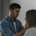 La manipulación emocional se puede dar en todo tipo de relaciones interpersonales.