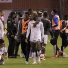 Jugadores de Liga de Quito y Emelec se enfrentaron al finalizar el cotejo en el estadio Rodrigo Paz.