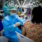 Una mujer es vacunada contra la covid-19 en Bangkok.EFE/EPA/DIEGO AZUBEL