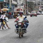 Contravención. Esta ordenanza municipal no ha logrado frenar la circulación de dos hombres en moto.