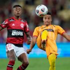 Bruno Henrique disputa un balón con Byron Castillo en un duelo vibrante en el Maracaná.