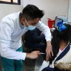 Una niña recibe una dosis de la vacuna contra la covid-19 en Quito (Ecuador).