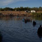 Fotografía del pasado miércoles de migrantes, en su mayoría haitianos, cruzando el Río Bravo en la frontera entre México y EE.UU.