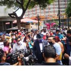 El concejal Héctor Vanegas ha debido atender en la calle a algunos ciudadanos.