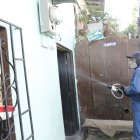 Parte de las estrategias del MSP está la fumigación en los exteriores e interiores de los domicilios.