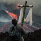 Una persona observa un río de lava del volcán Pacaya en San Vicente Pacaya (Guatemala).