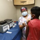 EN EL CENTRO DE SALUD DE LAS CALLES PANCHO SEGURA Y QUITO SE DA LA VACUNACION A  ADOLESCENTES DE 12 A 15 AÑOS / JIMMY NEGRETE/GUAYAQUIL-ECUADOR