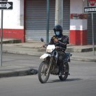 Un policía patrulla en su moto en las calles de Guayaquil (Ecuador). Fotografía de archivo.