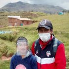 Los niños reciben los textos de los mensajeros que son personas entrenadas para ese oficio. / EFE