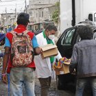 El médico les entrega fundas de leche, pan y medicinas para disminuir el daño que les provoca la droga.