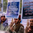 Protesta en Kabul para exigir a EE. UU.que descongele los activos y el dinero afganos incautados después de que los talibanes asumieron el control del país.