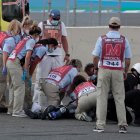 El equipo médico atiende al piloto de SuperSport300 Dean Berta Viñales (Viñales Racing Team) accidentado durante la primera carrera del Campeonato del Mundo que se celebra este fin de semana en el Circuito de Velocidad de Jerez-Ángel Nieto en Cádiz.