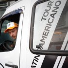 Agustín Geldres conduce La "Bitcoineta", vehículo que atravesará el continente y que parte hoy desde Buenos Aires (Argentina).