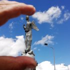 Imagen. La virgen de Quito, imagen creada en 1975 y basada en la escultura de la Virgen de Legarda, una de las más representativas de la época colonial. Se erige sobre la loma de El Panecillo, ubicada entre centro y sur de Quito.
