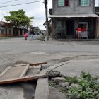 Maderos. Los moradores tratan de proteger los sumideros con maderas ante el robo de las tapas.