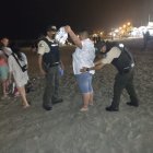 Policías requisan a los visitantes de Montañita, en la playa, para evitar el microtráfico.
