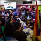 Dos jóvenes fueron expulsados de una pizzería por bailar agarrados.