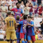 El delantero del Fc Barcelona Ansu Fati (arriba) celebra su gol a todo lo alto con sus compañeros.