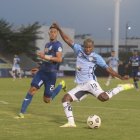 Marcos Caicedo (d) fue protagonista de un golpe que fue una polémica en el juego. El agresor, Cazares, debió salir expulsado.