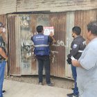 Momentos en que agentes de la Policía Judicial acompañan en la clausura de una recicladora en la ciudad.