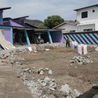 Arreglo. En esta vivienda se hacen arreglos para que funcione un nuevo local.