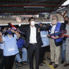 Presencia. Jorge Yunda inauguró el techado de nuevos puestos en el mercado de la plataforma 1 de Mayo.