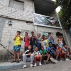 Parte de los chicos de Team Malvinas Boxing Semillero de Campeones junto a su mentor, Carlos Gruezo.