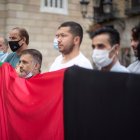 Periodistas afganos denuncian la evacuación de miles con documentos falsos.