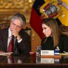 El presidente Guillermo Lasso (i), junto a la secretaria de Derechos Humanos, Bernarda Ordóñez (d), participan hoy lunes, en la ceremonia de activación del Sistema Nacional de Erradicación de la Violencia de Género, en donde el mandatario afirmó que "no podemos permitir que continúe el alto índice de violencia en contra de las mujeres. Esa es una violación a los derechos humanos".